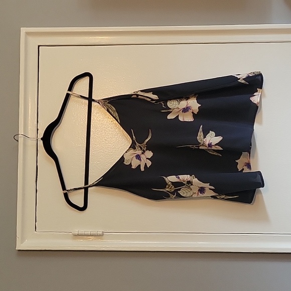 LUSH Rhodes V-Neck Cami - Picture 3 of 5